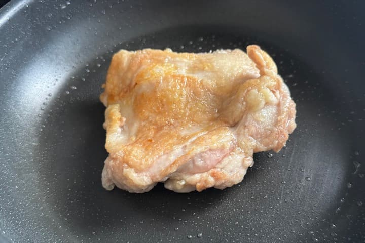フライパンで鶏肉を焼いている画像