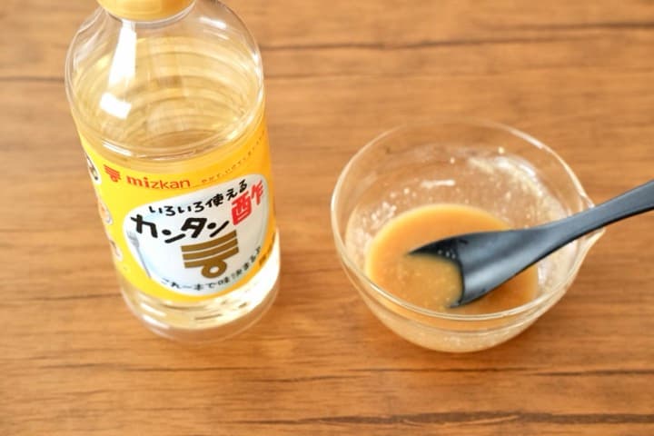 カンタン酢、味噌、砂糖を混ぜている画像