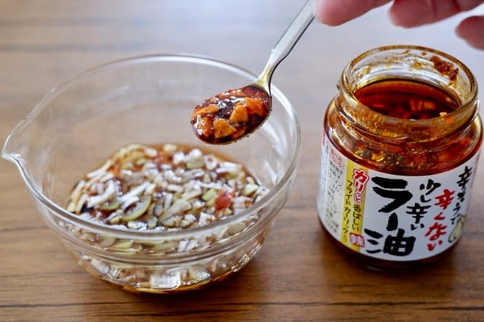 タレに辛そうで辛くない少し辛いラー油を加える