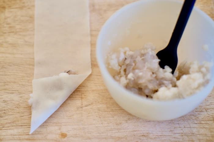 はんぺんとエビの春巻きをつくる様子