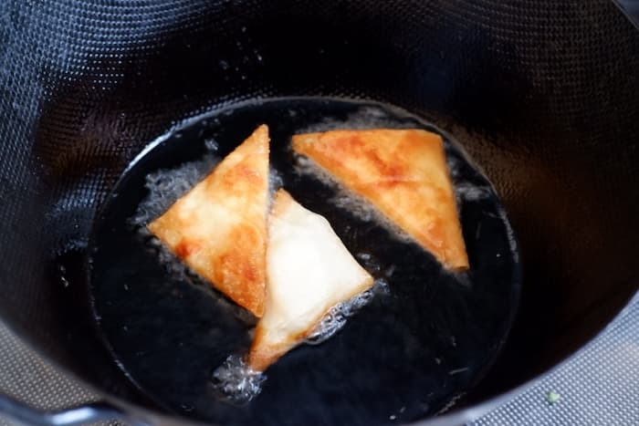 はんぺんとエビの春巻きを揚げる様子