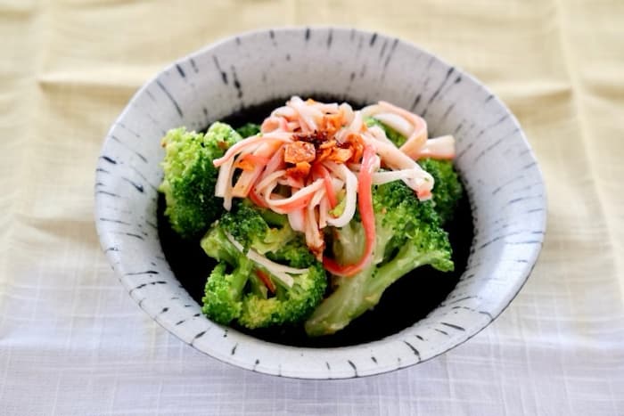 ブロッコリーとカニカマのピリ辛サラダ