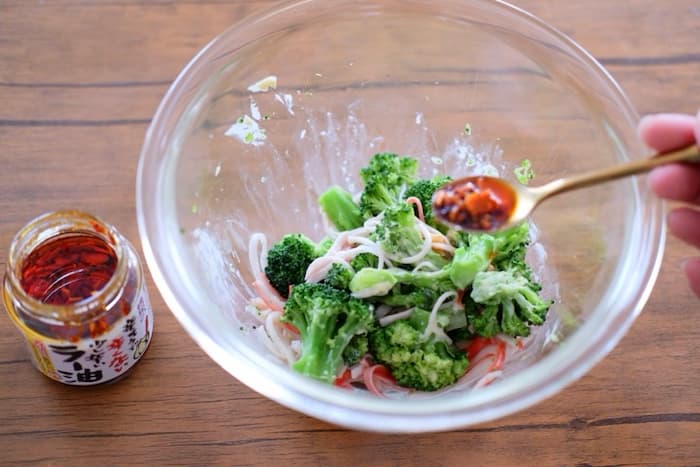 辛そうで辛くない少し辛いラー油を混ぜ合わせる様子