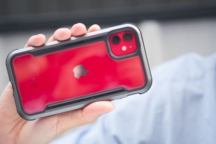 赤いiPhoneとクリアで黒のバンパーのケース