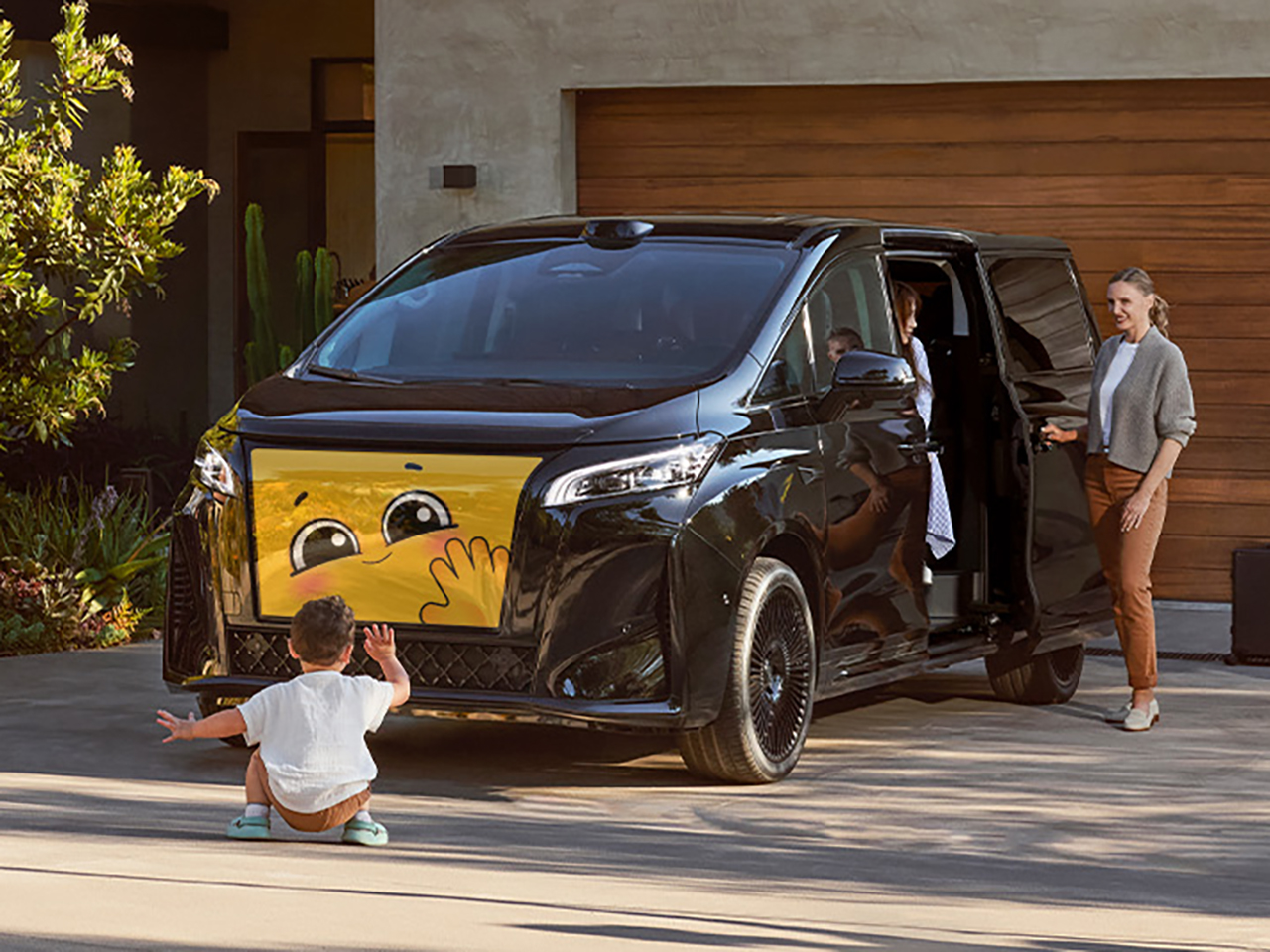 車に顔が！ フロントグリルでコミュニケーションするEVミニバン「FX