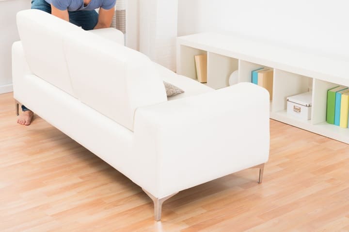 動線を確保するためソファを動かす男性