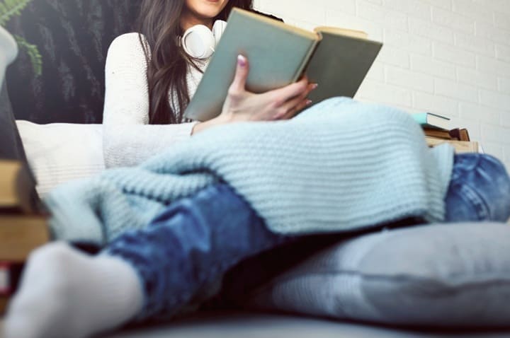 毛糸のひざ掛けをしている女性