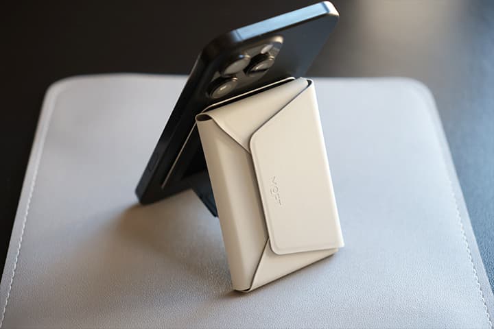 多機能カードケース＆スタンドをスタンドにした状態