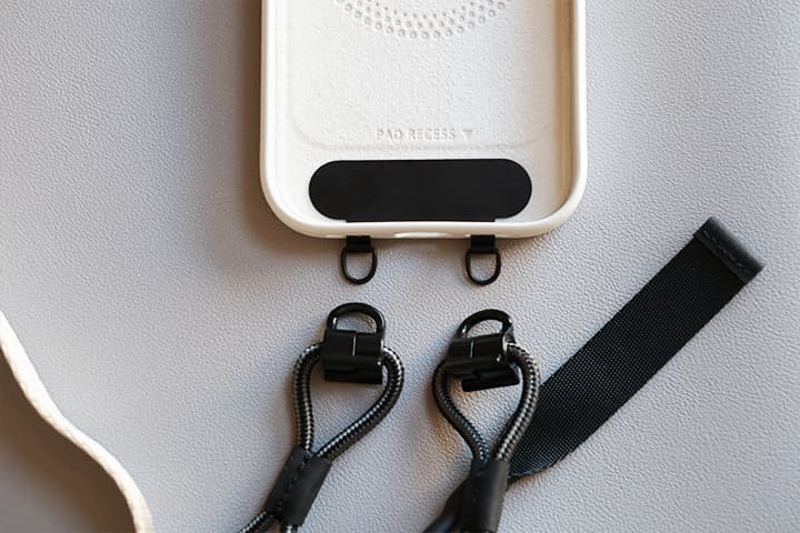 全機種対応スリングストラップの取り付けの様子