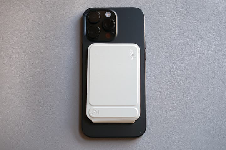 MOFT 8-in-1多機能スタンドをiPhone 16 Pro Maxに装着した様子