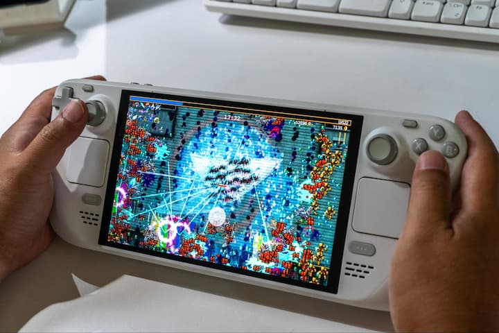 Steam Deck OLEDを机の上に置いてプレイする画