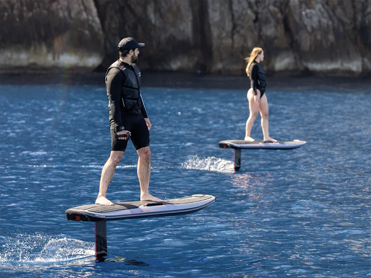 気分は海鳥？ 水上を浮かぶように走行する電動サーフボード「Awake