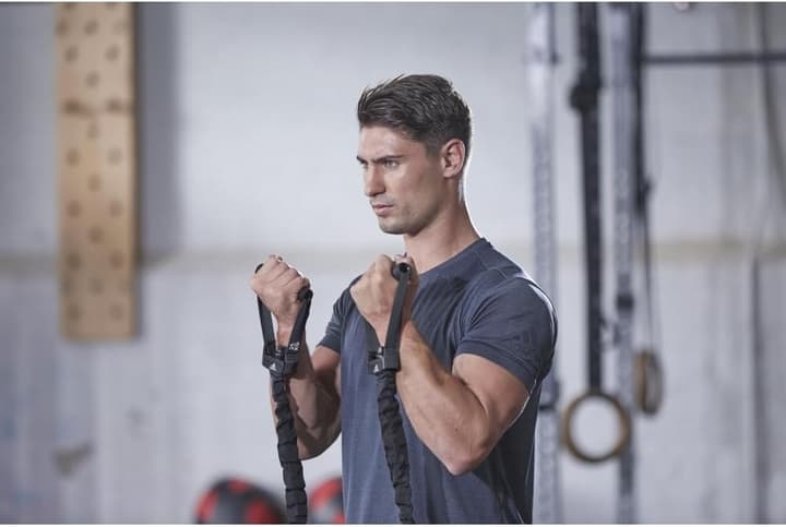 トレーニングチューブで運動中の画像