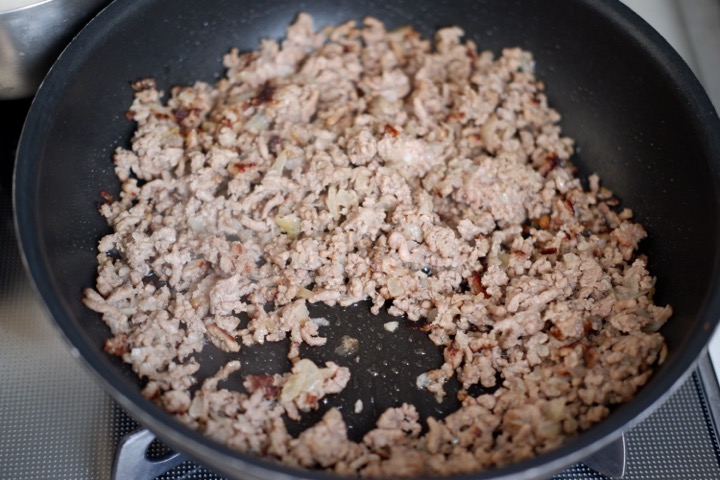 ひき肉を炒める様子