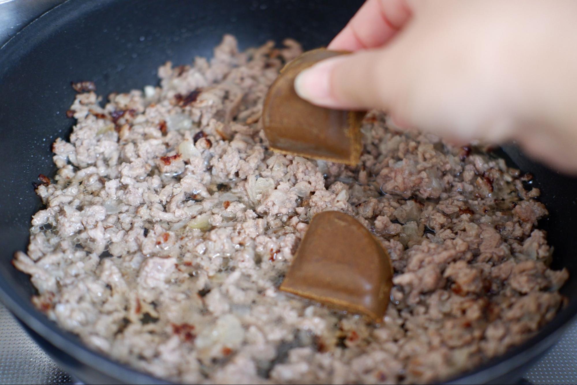 炒めたひき肉にカレールーを加える