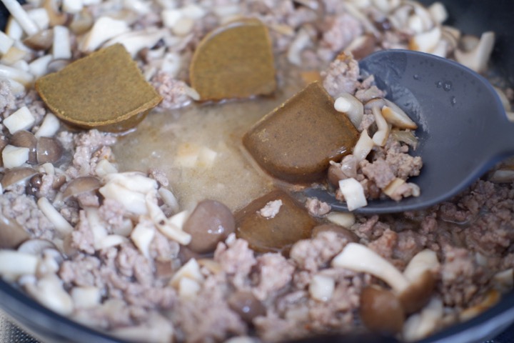 キーマカレーのルーを割って加える