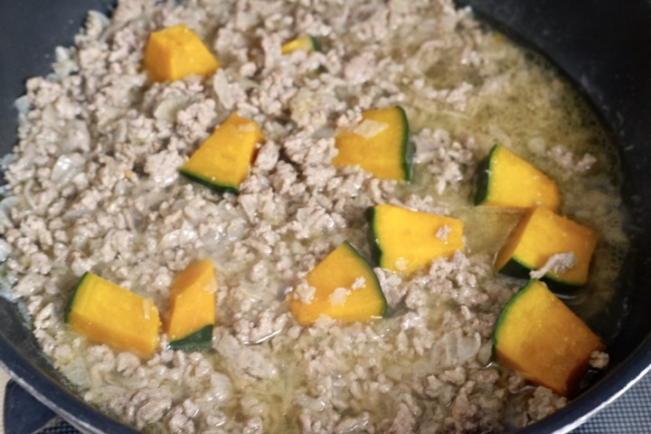 炒めた具材に水を加える