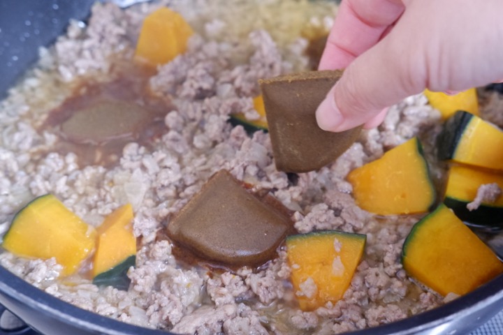 ルーを割って加える様子