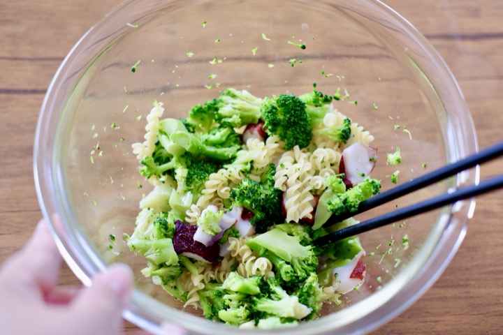 具材をボウルで混ぜる様子