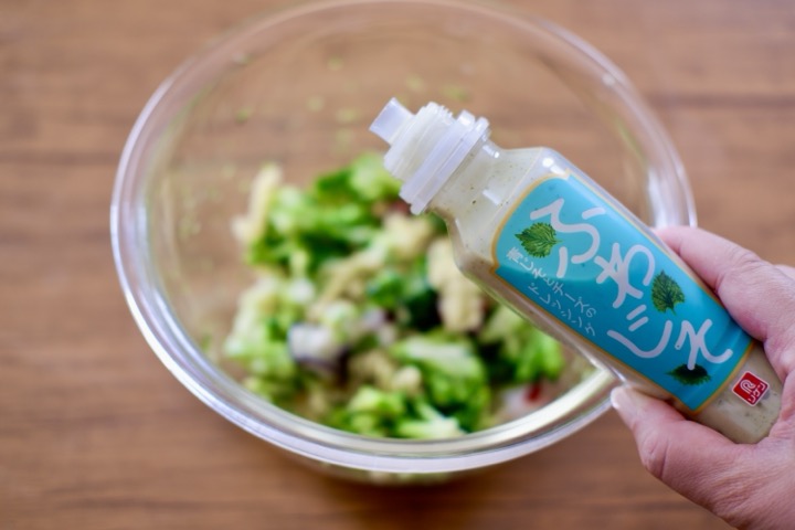 ふわじそ 青じそとチーズのドレッシングをかける様子