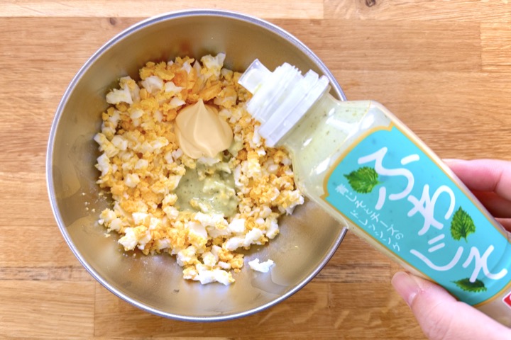ボウルに青じそとチーズのドレッシングを加える様子