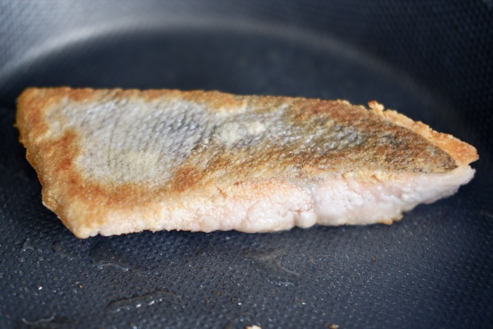 鮭を加熱調理する様子