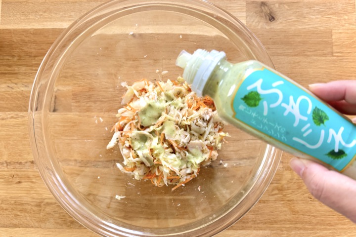 具材に青じそとチーズのドレッシングを加える様子