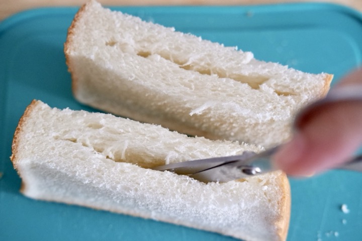 食パンに切れ込みを入れる様子