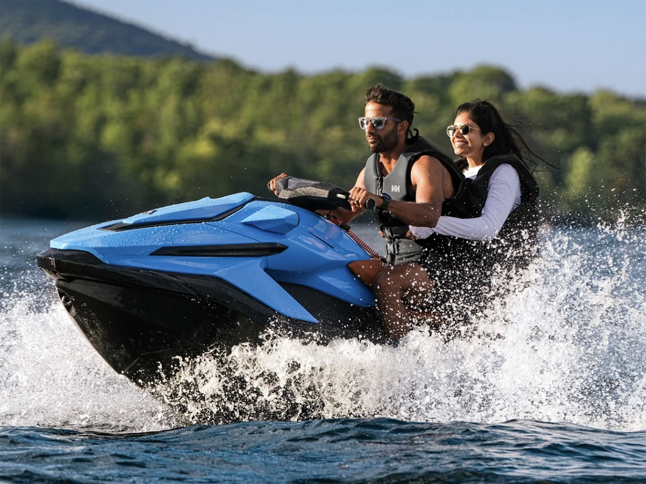 家族ライドからソロ釣りまで！ 3人乗り電動水上バイク「Orca WX3
