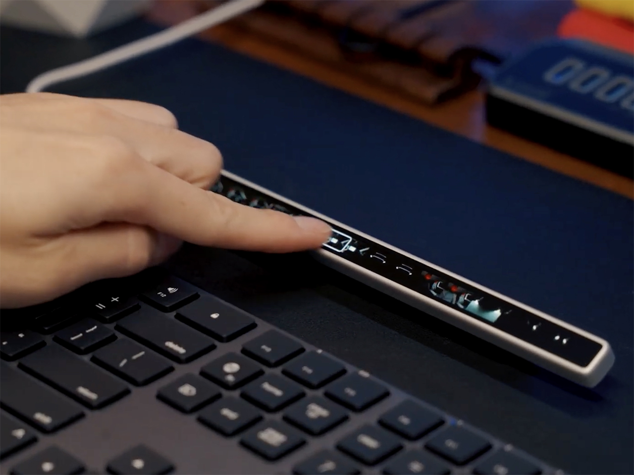 よみがえったTouch Bar？ フルカスタマイズ可能な有機ELディスプレイ