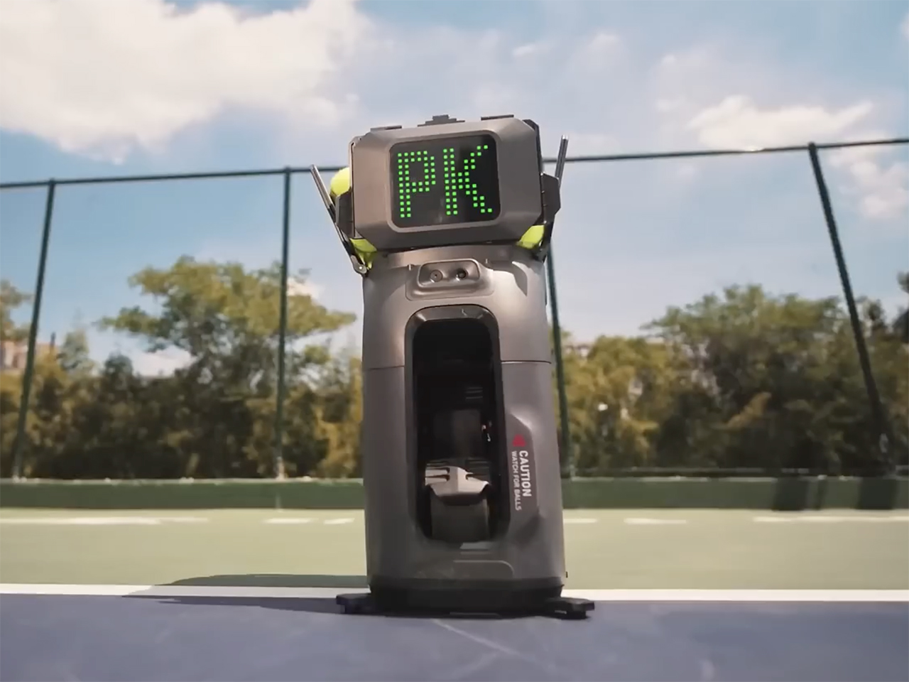 テニスの相手はロボット？ AIが打球を分析する球出し機「Tenniix 