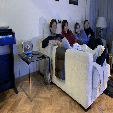 電源不要！スマホを置くだけで無線充電できるIoTテーブル「EBÖRD」