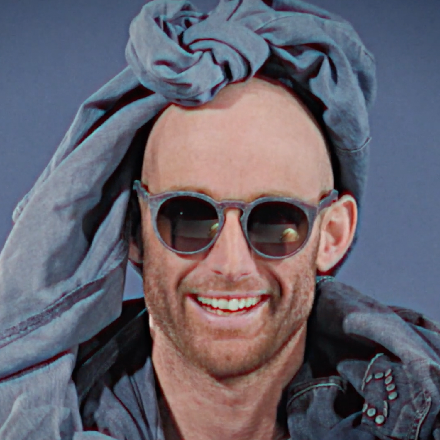 デニム生地のフレームを持ったサングラス「Shades of Denim」