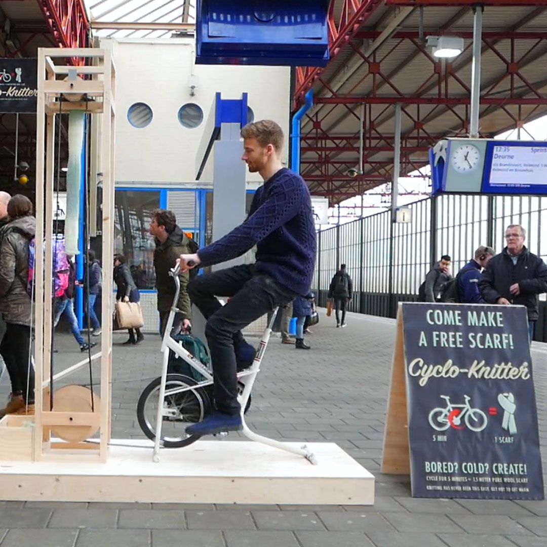 電車の待ち時間をクリエイティブに？ペダル式ニットメーカー「Cyclo Knitter」