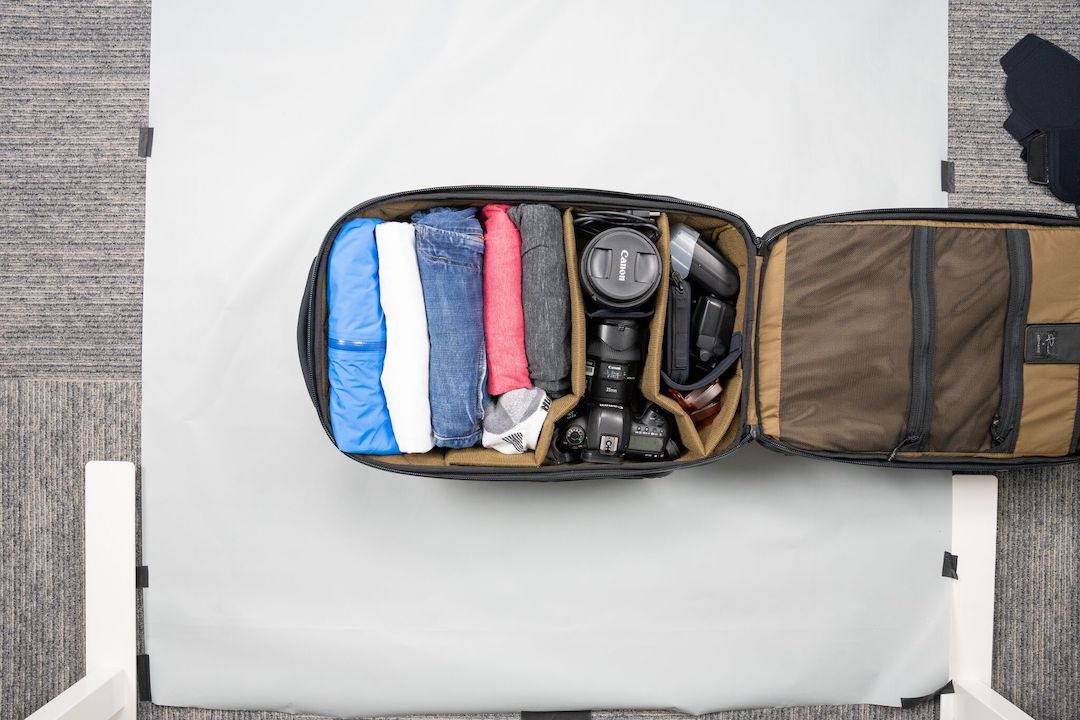 カメラも衣類も収納できる！旅行のためのカメラバッグ「The Camera