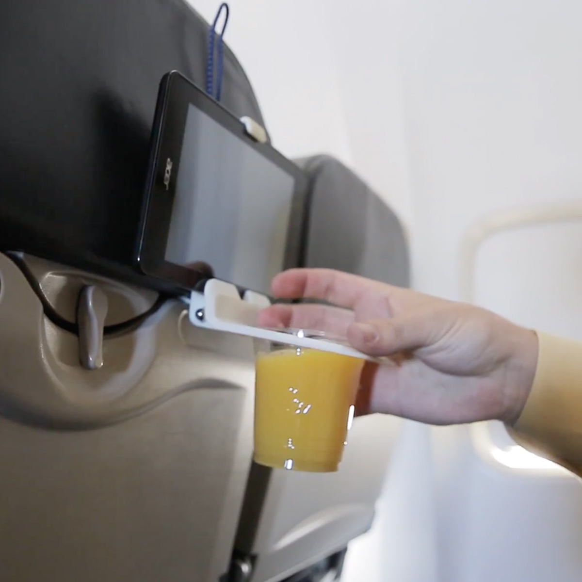 移動時の快適さがグッとアップ！ 携帯式のスマホスタンド&ドリンクホルダー「The Airhook」