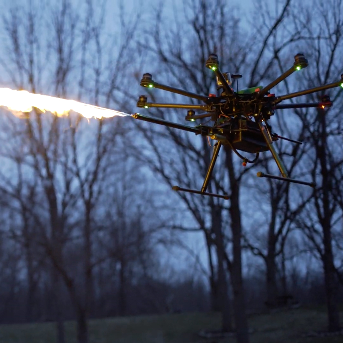 火を吹くドローンが登場! ドローンに装着できる火炎放射器「TF-19 火を吹くドローンが登場! ドローンに装着できる火炎放射器「TF-19