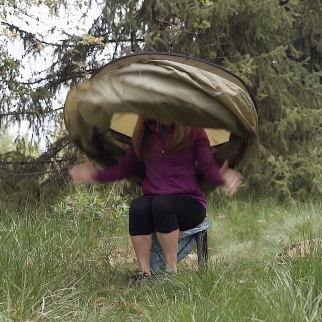 み、見当たらない…。周りにバレずに用を足せる迷彩テント付き簡易トイレ「InstaPrivy」 bouncy / バウンシー