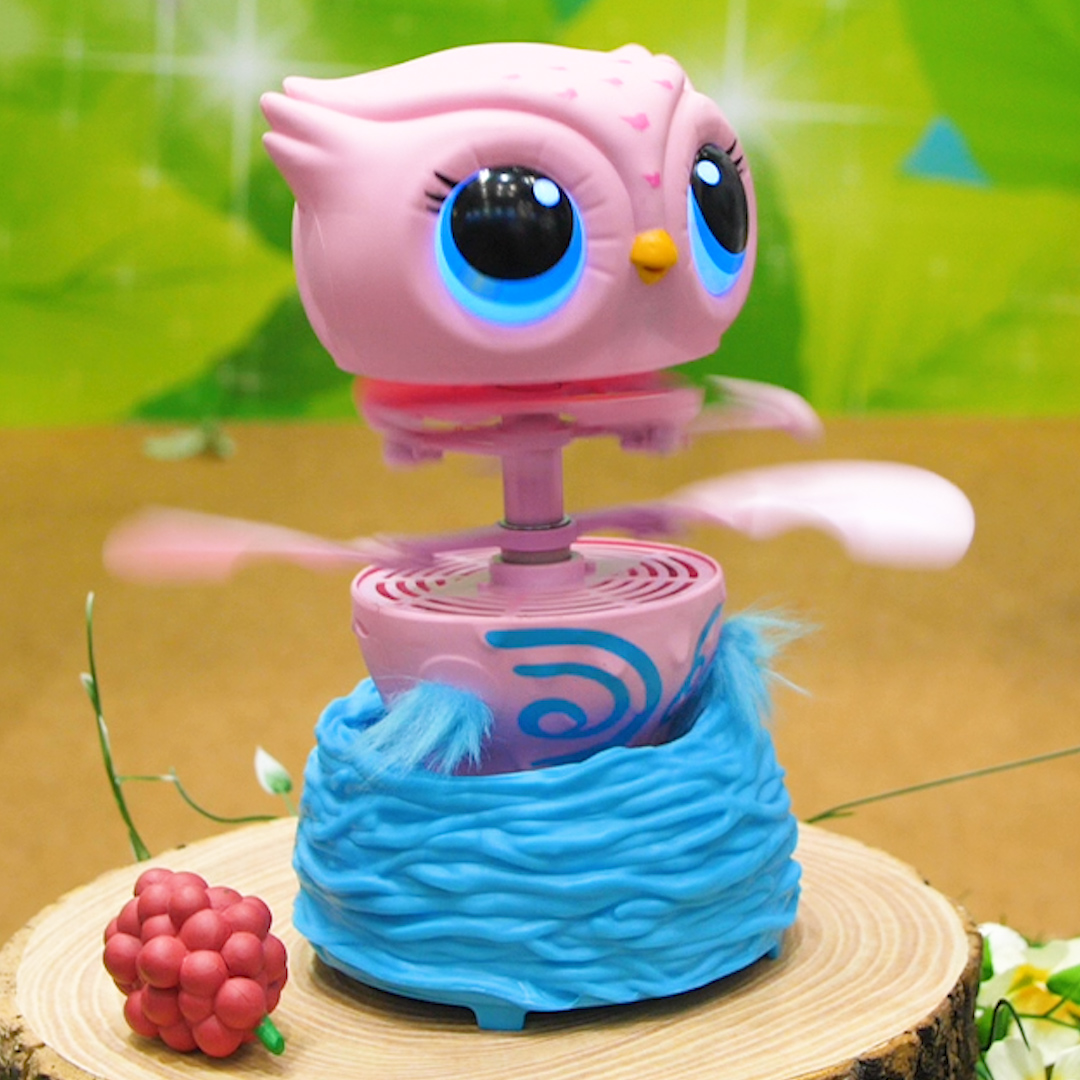 どうしてこうなった？ 衝撃の姿で空を飛ぶペット型おもちゃ「とんで！オウリー」