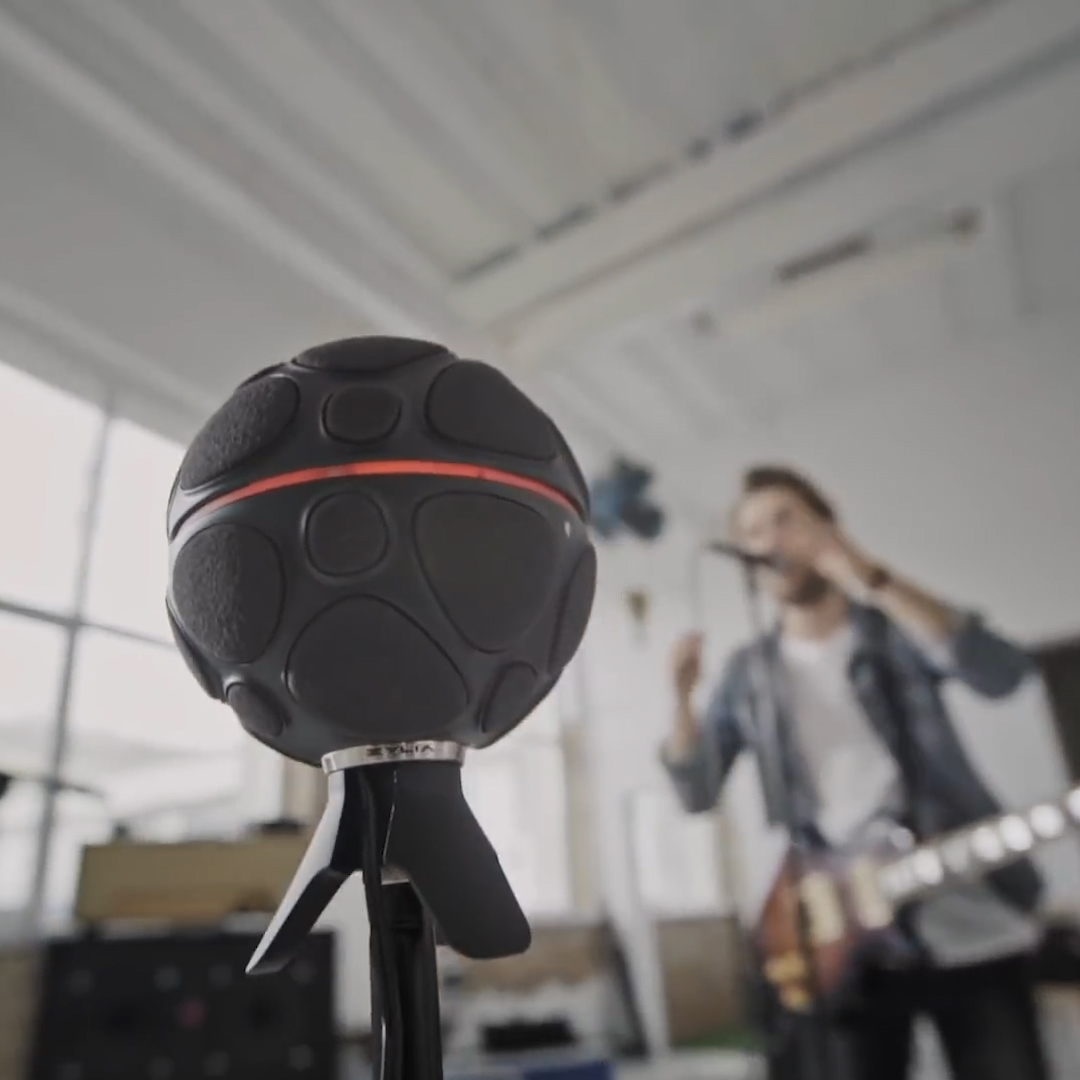 レコーディングスタジオを持ち運ぶ！？ 360°全方位を個別トラックとして録音できる球体マイク「ZYLIA」