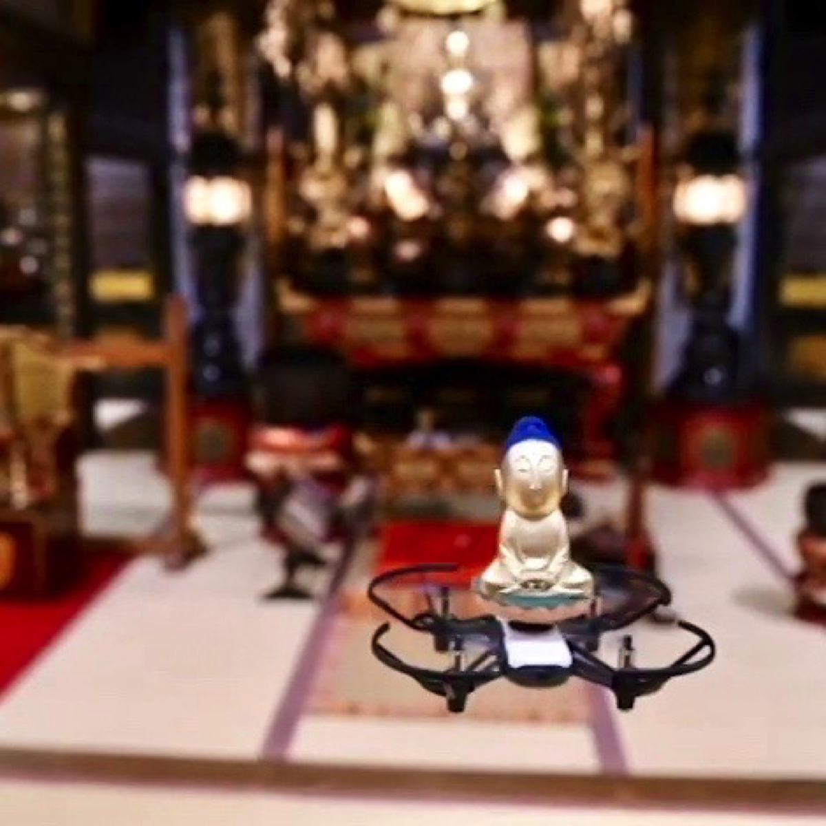 ドローンに乗ったブッダが空を飛ぶ！ 京都のお寺で行われたテンション上がる「テクノ法要」