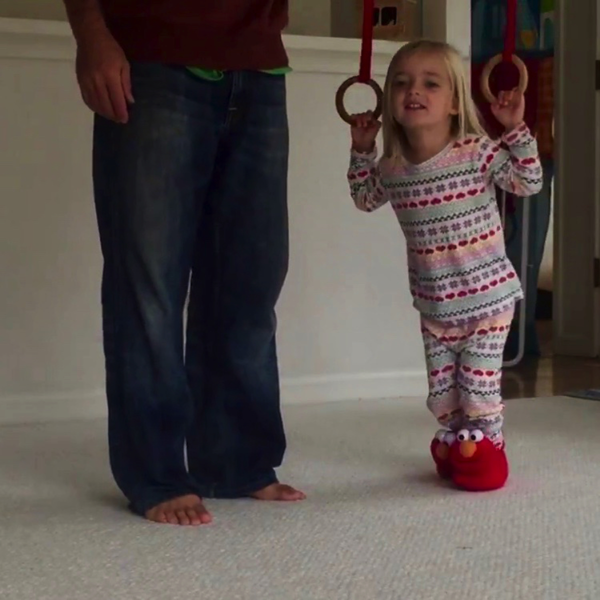 電車のつり革みたいなお子さまの歩行練習ツール「Willa Walker」