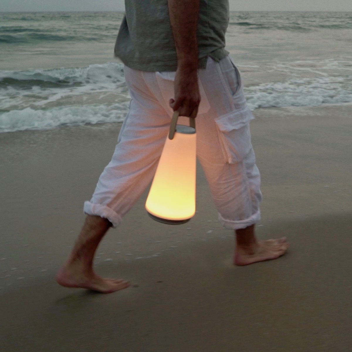 360度に光も音も届けてくれる。 モダンなランタン風サウンドライト「UMA」