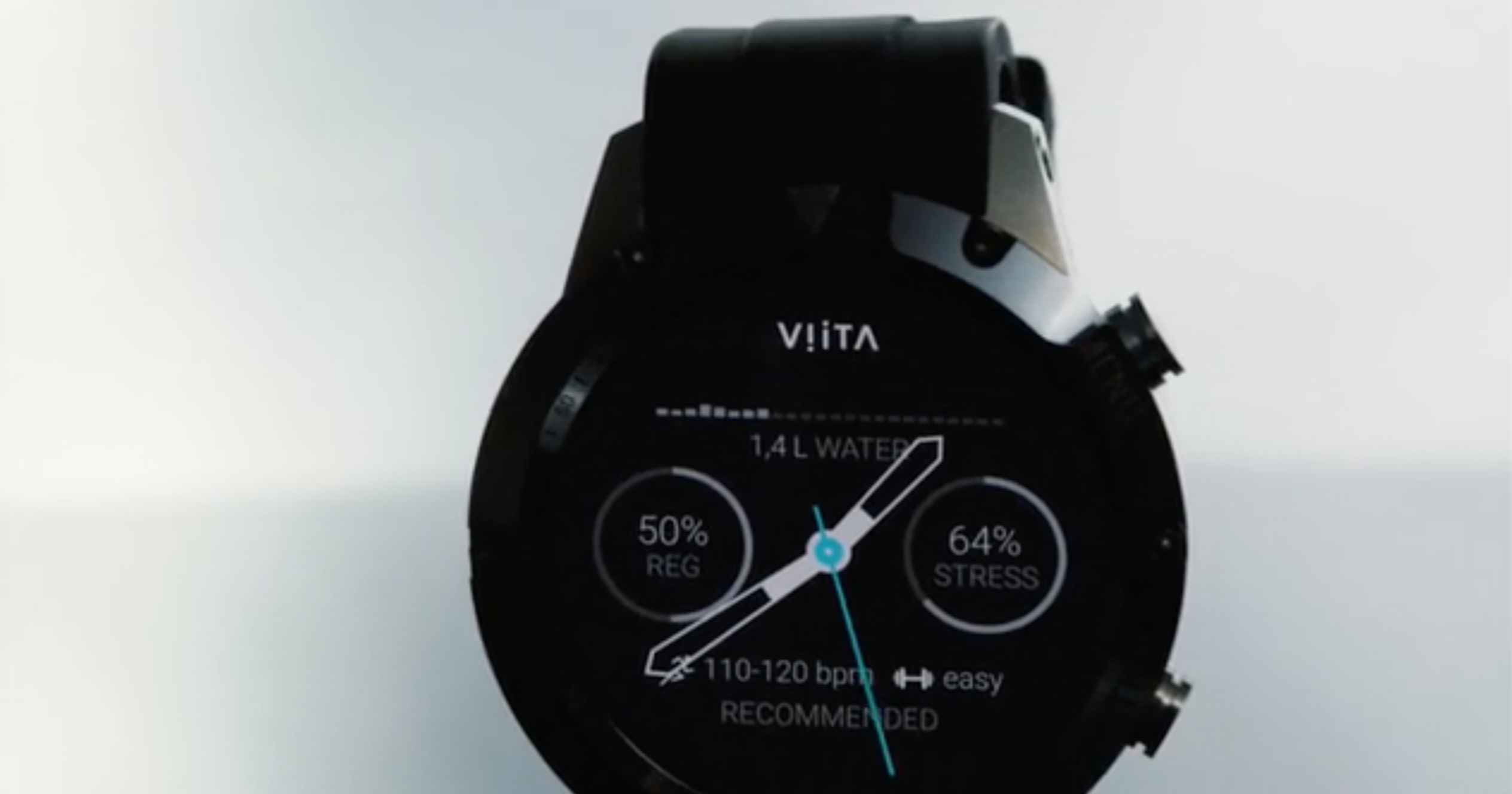 チタン製でベゼルは人工ダイヤモンド。タフすぎるスマート