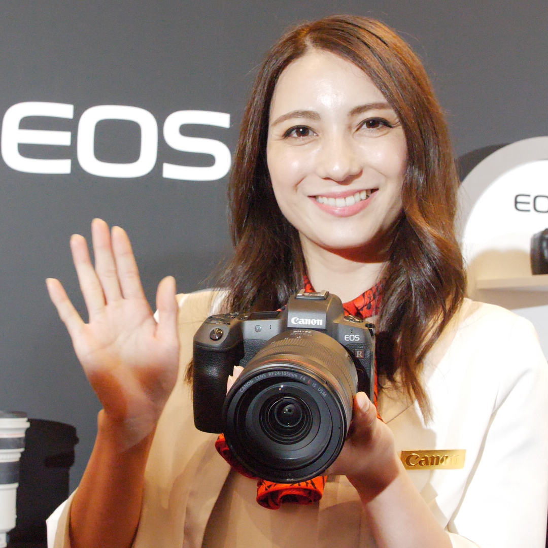 ついにフルサイズ、キヤノンがミラーレス一眼カメラ「EOS R」発表