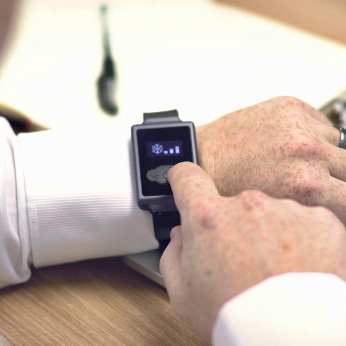 これで猛暑も乗り切れるかも！ リストバンド型エアコン「Aircon Watch」