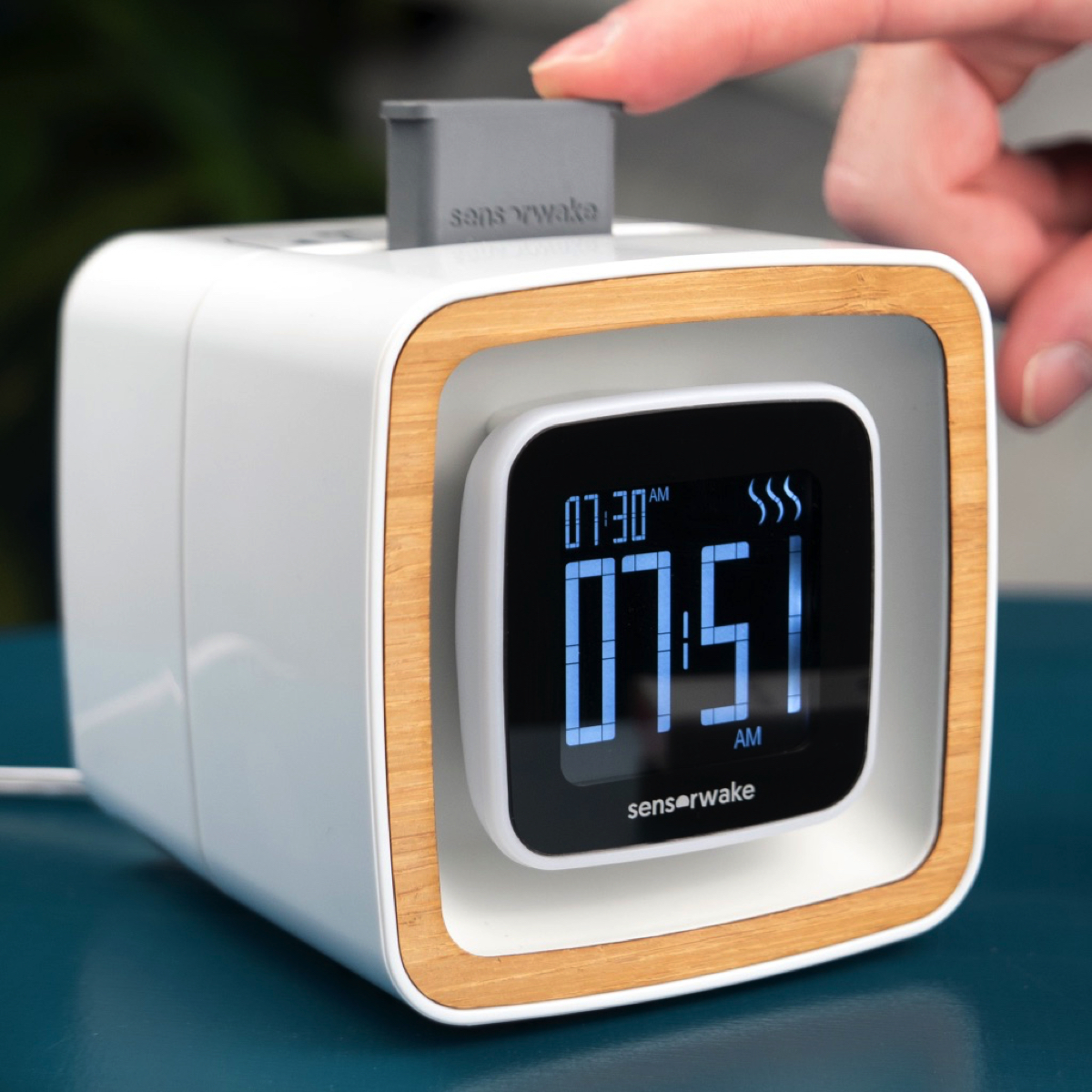 目覚めはカプチーノやビーチの香りで。次世代目覚まし時計「Sensorwake」