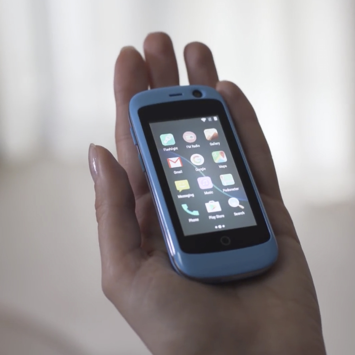 世界最小サイズ？ 超小型軽量の4Gスマホ「Jelly Pro」