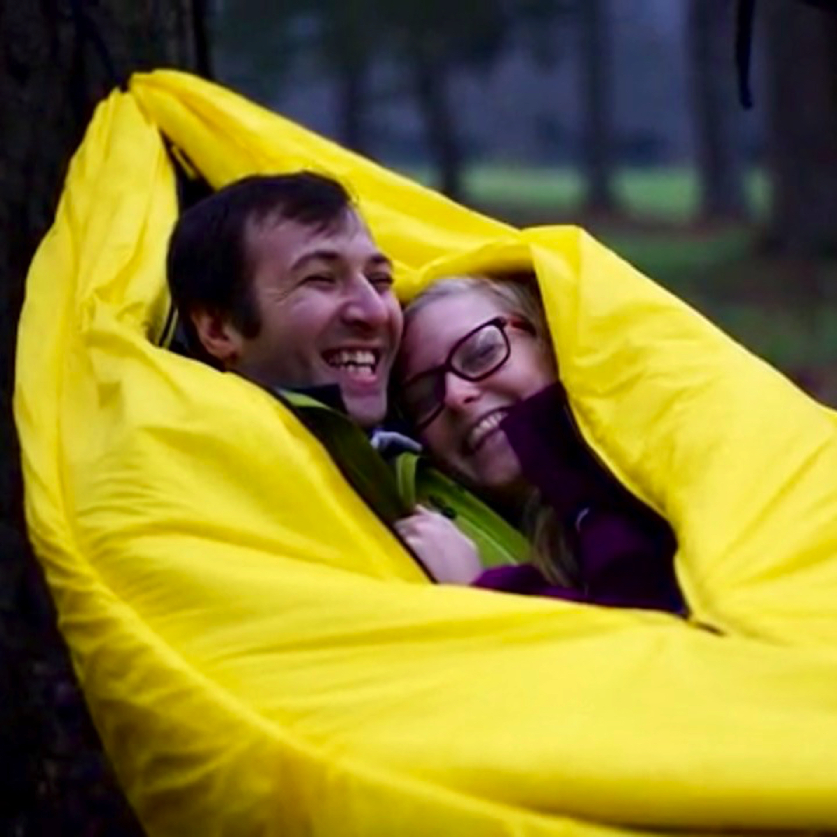 キャンプのギアは一つだけでOK！ 一台三役の断熱防風ハンモックキャンプ「SWAYY Hammocks」