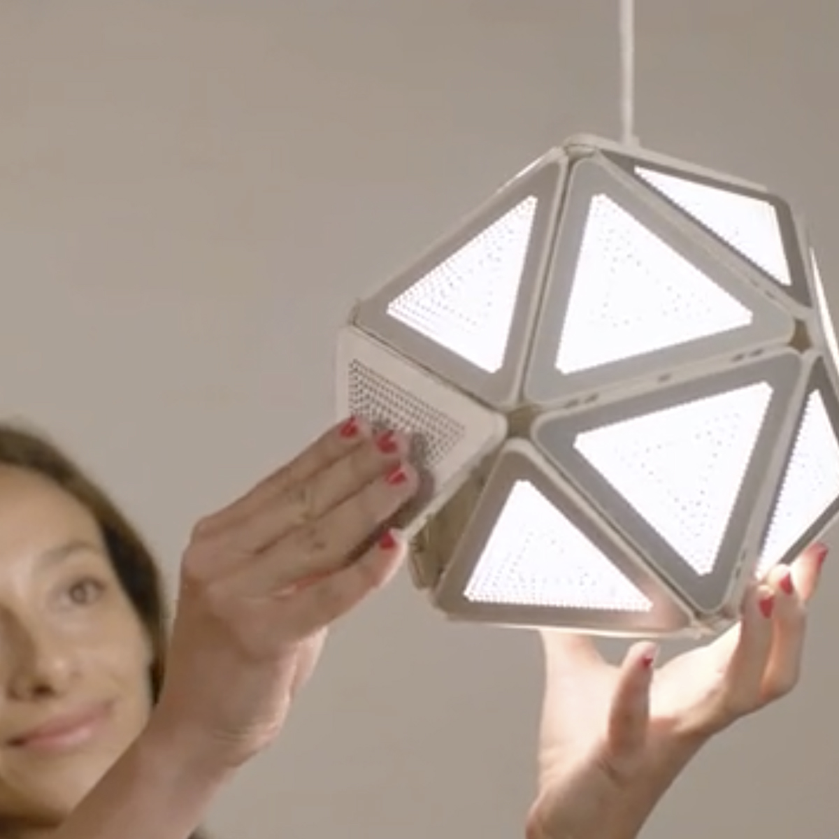 パネルを組み替え自由にカスタマイズできるスマートLED照明「SMARTBUNCH」